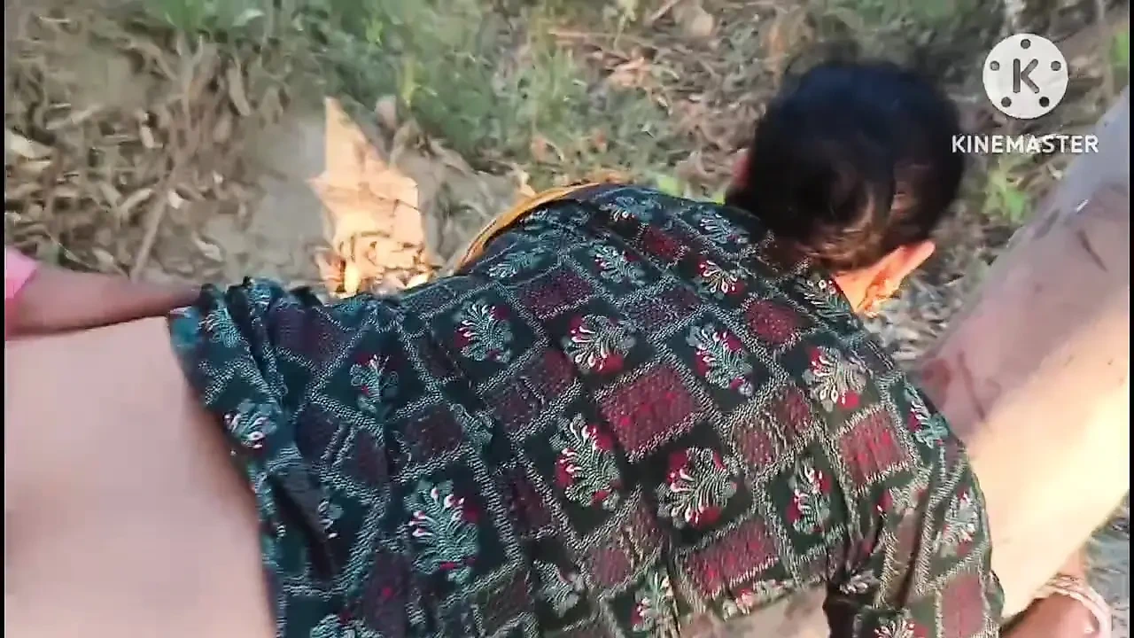 Jungle me mangal. Khet se chara katne aati bhabhi ko doggy style me chod diya