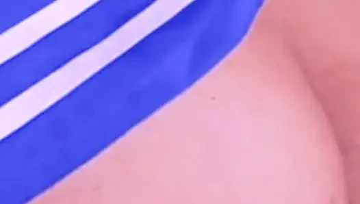Kız öğrenci öğretmeninin üstüne atlamak için kaçıyor.