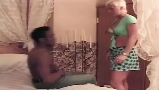 Büyük Omar'ın İngiliz maceraları: büyük memeli (2001)