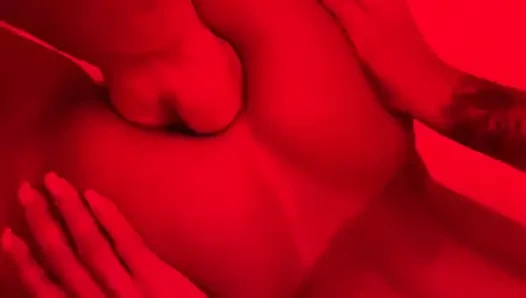 Monika Fox ıslak sakso ve kırmızı odada yumruk sokma