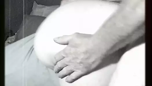 Olgun bbw bana yine büyük beyaz poposunu sunuyor.