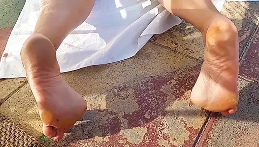 Güzel olgun evli kadın Selena dışarıda çıplak vakit geçiriyor