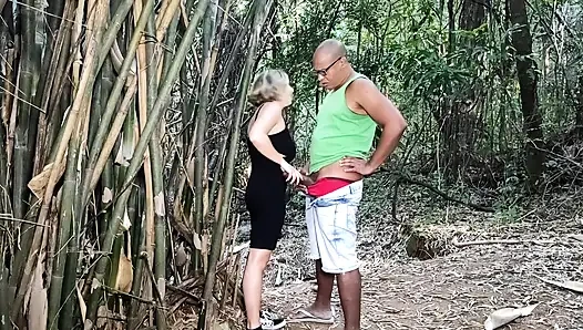 Büyük zenci yarağı ile parkta ağaçların arkasında sikişiyor