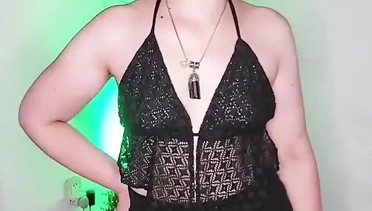 Başka bir adamla sikişmek için gavat kocama tanga seçmesini sağlıyorum!!