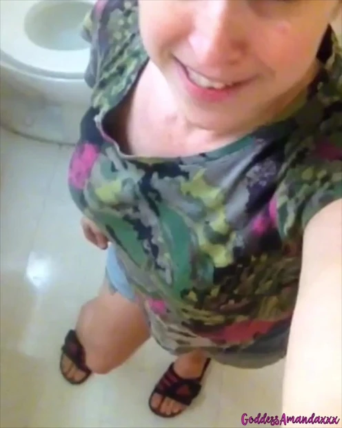 Смотри на мою горячую пирсингованную киску, пока я писаю!