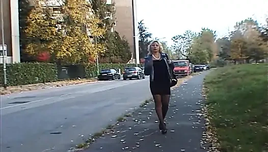 Seksi siyah çoraplı nefes kesen sarışın orta yaşlı seksi kadın sert sikiliyor