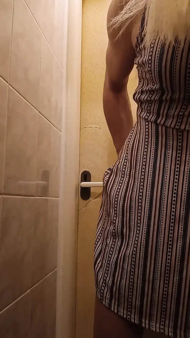 İtaatkar sürtük tuvalette duvara monte edilmiş dildoya biniyor