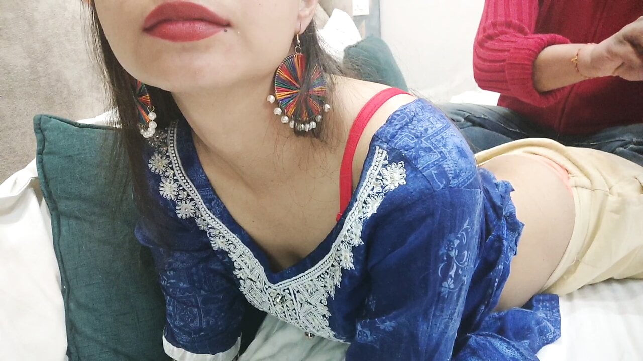 Gerçek Hint desi punjabi azgın annenin küçük yardımı (üvey anne üvey oğlu) punjabi sesli hd xxx ile seks roleplay var