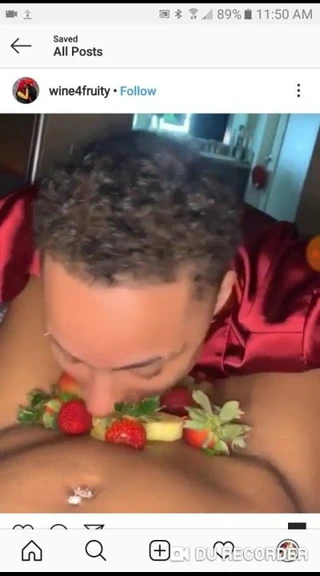 Üstünde çilek olan amını yemeyi seviyorum