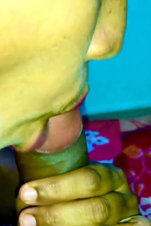 Hintli tesettürlü Müslüman güzel kız gırtlağına kadar sakso çekiyor ve boşalma