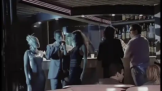 İki orospu, bir gece kulübünde İtalyan penisini paylaşıyor