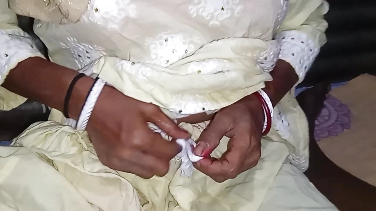 Friend ka aunty ko doggy style Mein chudai Ki aapane room per bulakar entertainment ke sath Kali Chut Ki garmi nikal Di mere per