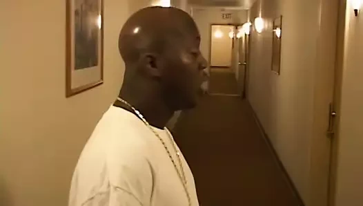 Uzun zenci yarağı kanepede esmer sikiyor