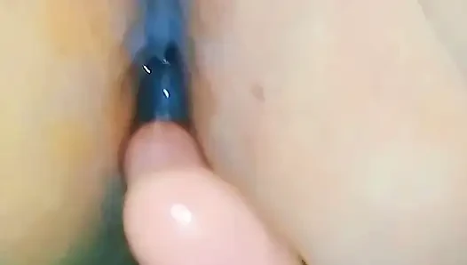 Aldatılan bir adam karısını başka bir adamı düşünürken mastürbasyon yaptığını gösteriyor, farklı şekilde inliyor ve orgazm oluyor.
