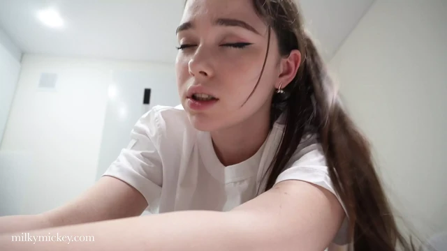 Молодая мачеха сделала модный завтрак. Трахнул ее на кухонном столе.