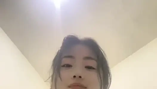 Genç üvey anne o kadar azgın ki kendi göğüslerini sıkıyor