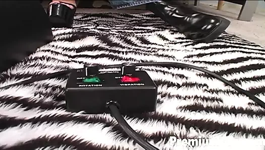 Esmer porno yıldızı Veronica Rayne Sybian'dan amcık orgazmı alıyor