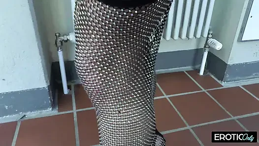 Gırtlağına kadar alma kraliçesi expo'da kalın yarağı yutuyor