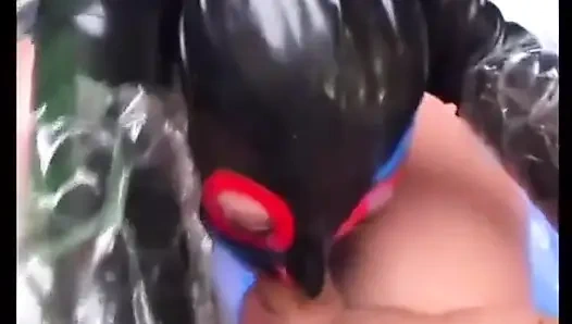 Seksi lateks piliç azgın züppesinden götten sikiliyor