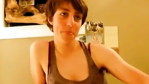 Cassie kıllı amcığını Chris'e siktiriyor