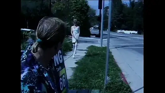 Sıska orta yaşlı seksi kadın bununla nasıl baş edileceğini iyi biliyor