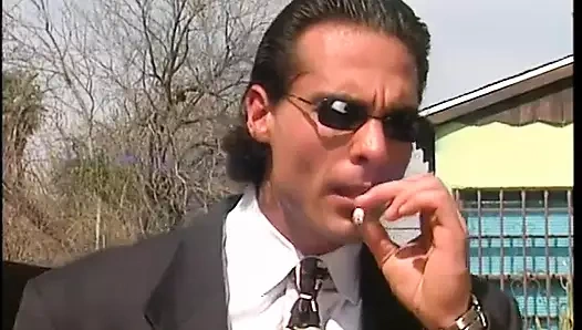 Harika vücutlu seksi vahşi batılı erkek delileri müştemilatta seks gösterisi için bir adamla sikişiyor