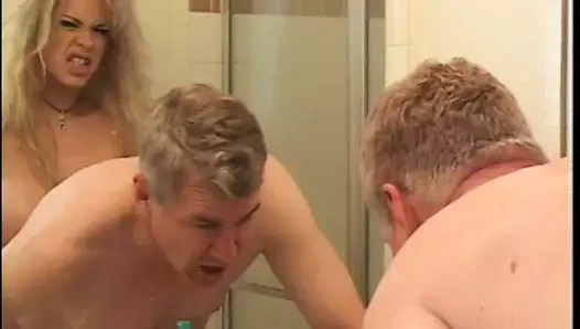 Yaşlı kadın genç sarışın kız arkadaşının kıyafeti onu her şekilde küçük düşürmesinden hoşlanıyor