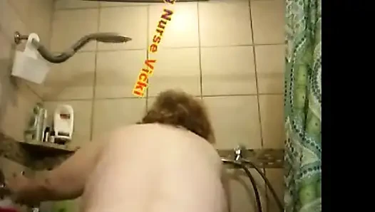 Hemşire Vicki yatakta kendisiyle oynuyor