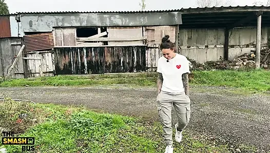 Valentina Boux ezilmiş otobüste ilk kez biniyor