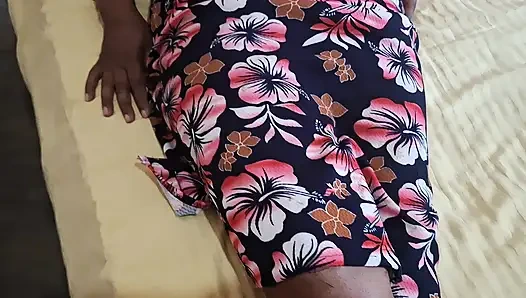 Yatakta dinlenirken orta yaşlı seksi üvey anne