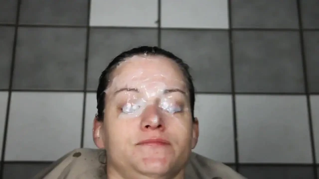 Edepsiz dees güzel yüzünü sikiyor