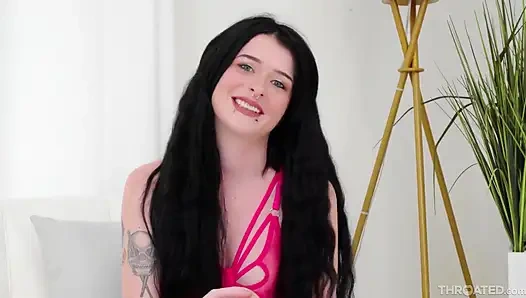 Gırtlağına kadar sızmış kitty lynn büyük bir memnun edici