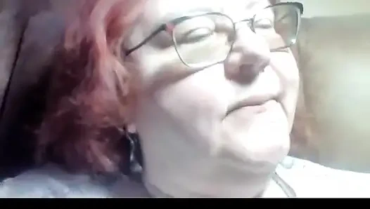 Bbw geeft je een close-up clip van haar nake lippen en mond zoenen en likt haar lippen voor jou een aangevraagde clip!