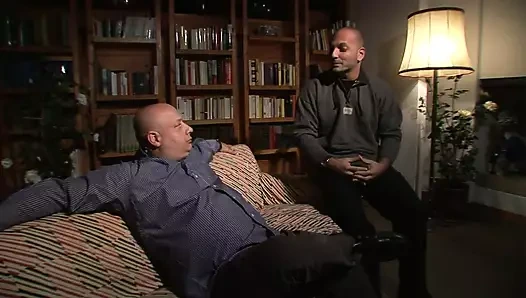 İki ateşli seksi büyük memeli lezbiyen orta yaşlı seksi kadın dildolarla amına mastürbasyon yapıyor ve 69 pozisyonunda birbirlerini yalıyor