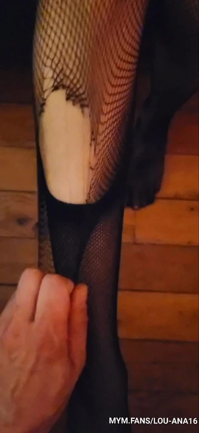 Возбужденной секретарше порют колготки и отсосали ступни