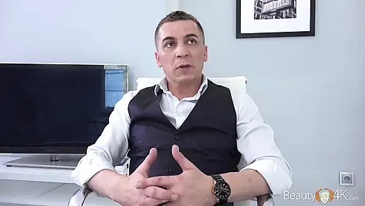 asosyal sarışın bir profesyonel gibi sikişiyor