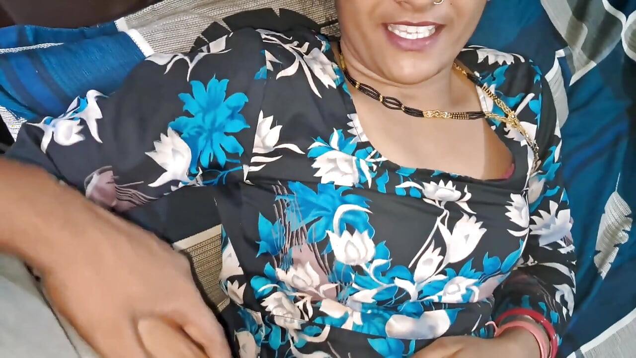 Hintli evli kadın kavya sakso çekiyor ve göğüslerine boşalıyor
