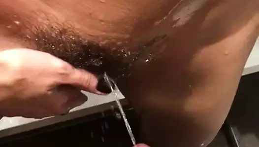 pissing üzerinde kıllı KEDİ