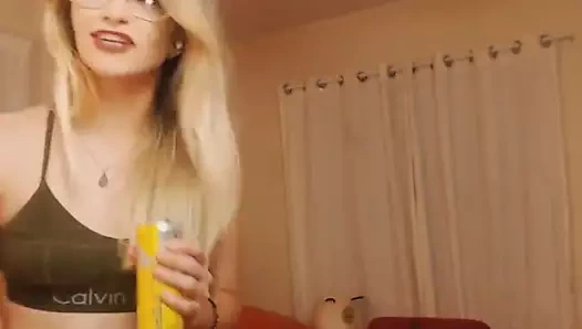 Büyük göt sarışın seviyor binicilik ona oyuncaklar