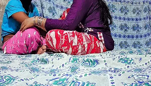 Büyük memeli gril ve oğlan suda seks yapıyor