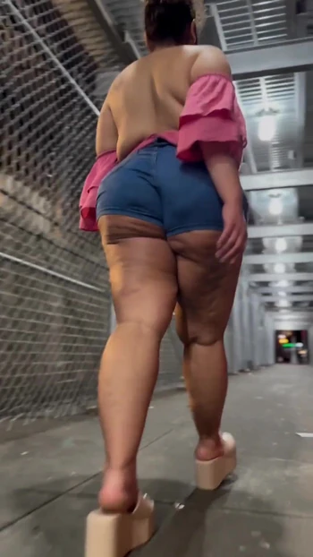 Обязательный для просмотра момент от "пуэрториканская женщина Борикуа, идующая в Daisy Dukes короткие шорты с мясистыми бедрами натуральной толстой задницей толстушки"