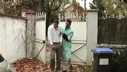 Bayan ophelia, güzel erkek delisi hemşire, yerini nasıl tutmasını biliyor!