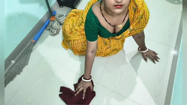 Сексуальную индийскую горничную трахнул ее босс - хинди аудио секс