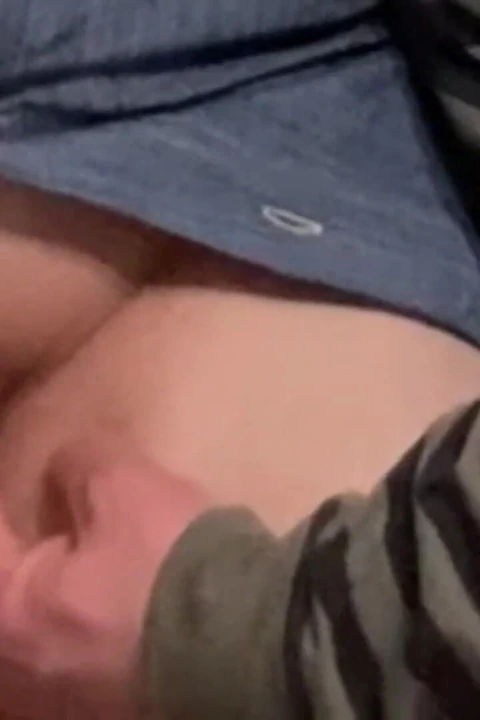 Edepsiz hobi! Yaşlı adam herkesin içinde mükemmel amcığını parmaklıyor