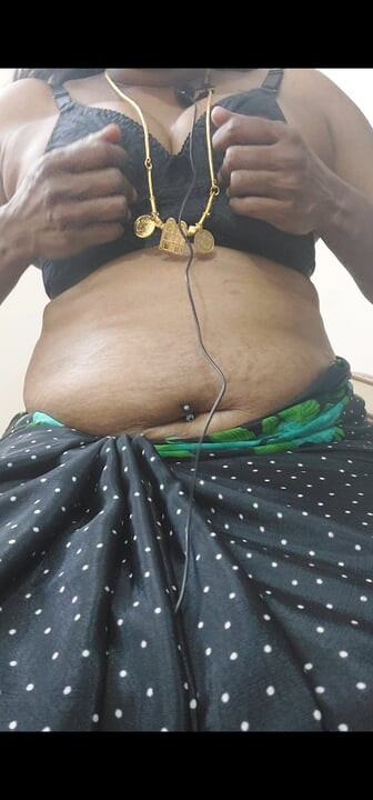 Tamil amma tam çıplak edepsizce parmaklıyor