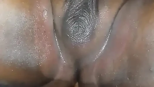 Göt deliğini parmakladığımda çok sert oldu ve ona elle muamele çektim