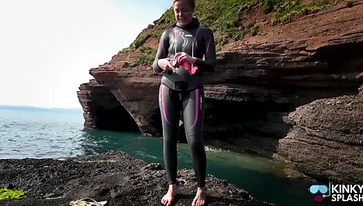 Parlak iki parçalı elbiseme dalıyorum