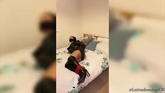 Latina in Lederstiefeln und Vollleder-outfit eng gefesselt und mit Tuch geknebelt (kleinere Größe)
