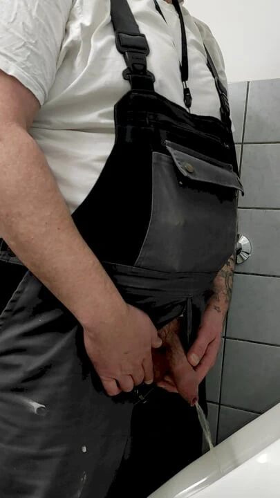 Ma iş istasyonunun puplik tuvaletinde defalarca sidik ve boşalma