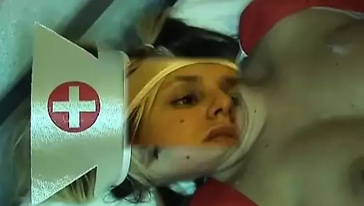 Edepsiz Alman hemşire sürtük için iki şişman yarak